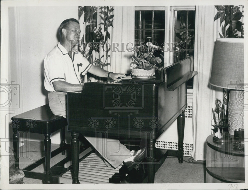 1957 Press Photo Rex MacDonald show in the picture - Historic Images