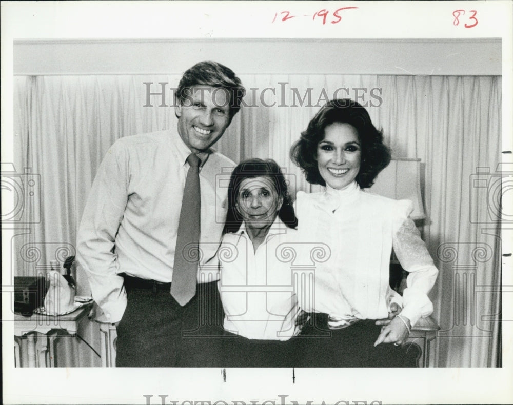 1984 Press Photo Gary Collins with Wife Mary Mobley and Her Aunt Kitty Stuart - Historic Images