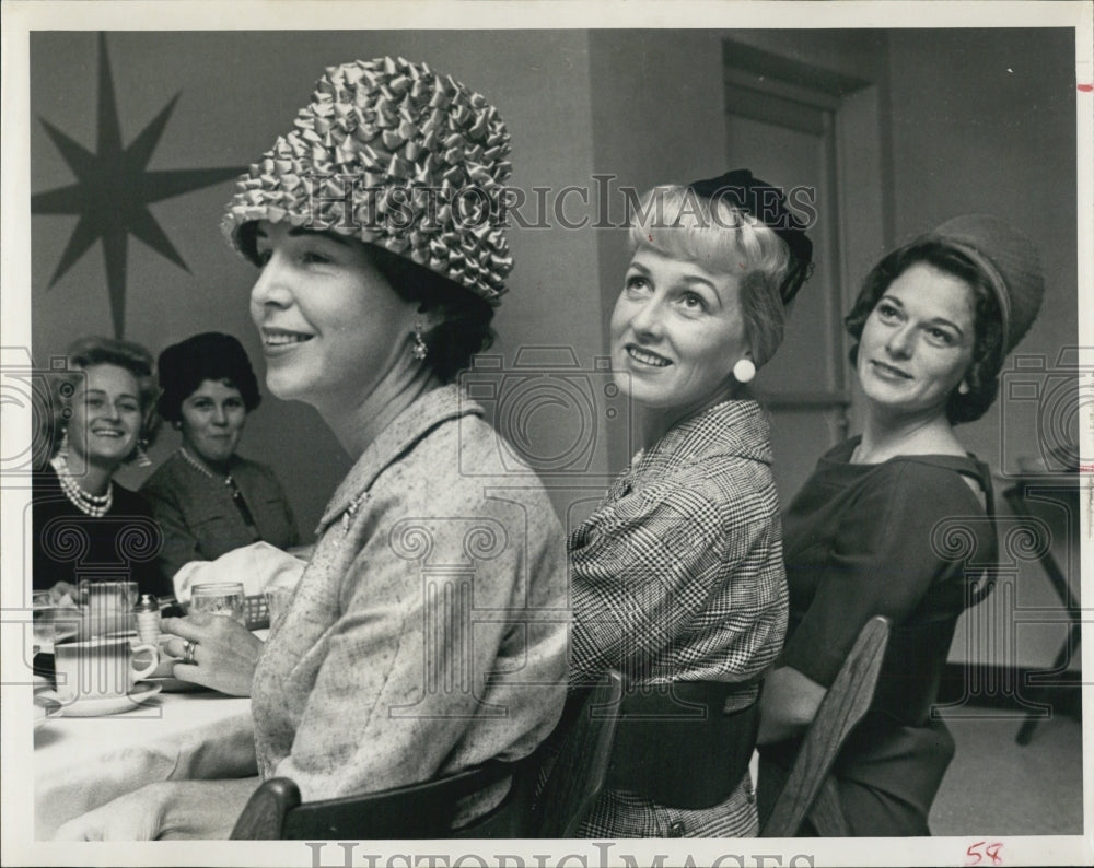 1962 Press Photo Peeking each other for a perfect view. - RSJ00981 - Historic Images