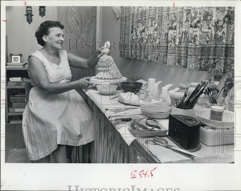 1962 Press Photo Mrs.James Hannaberry exhibits porcelein doll - RSJ00991 - Historic Images