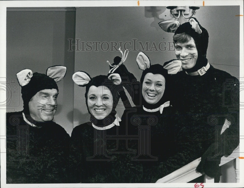 1971 Press Photo Cast Of America Grew Up With My Three Sons Show - Historic Images