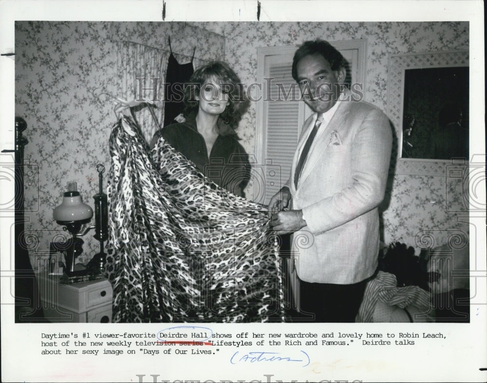 1984 Press Photo Deirdre Hall with Robin Leach's "Lifestyles of the Rich & Famou - Historic Images