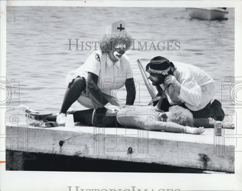 1981 Press Photo Clown on water safety, 100th Anniversary of Red Cross. - Historic Images