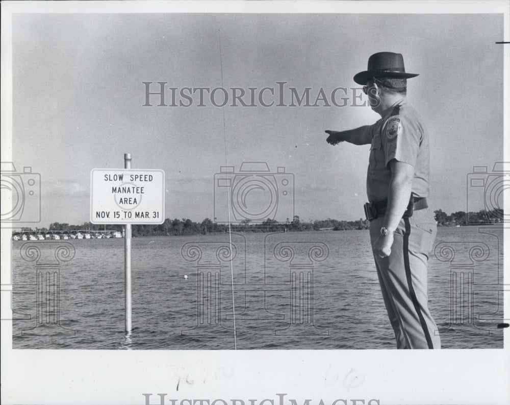 1979 Press Photo Marine Patrol Sgt.Ron Tedder points to sign to protect manatees - Historic Images