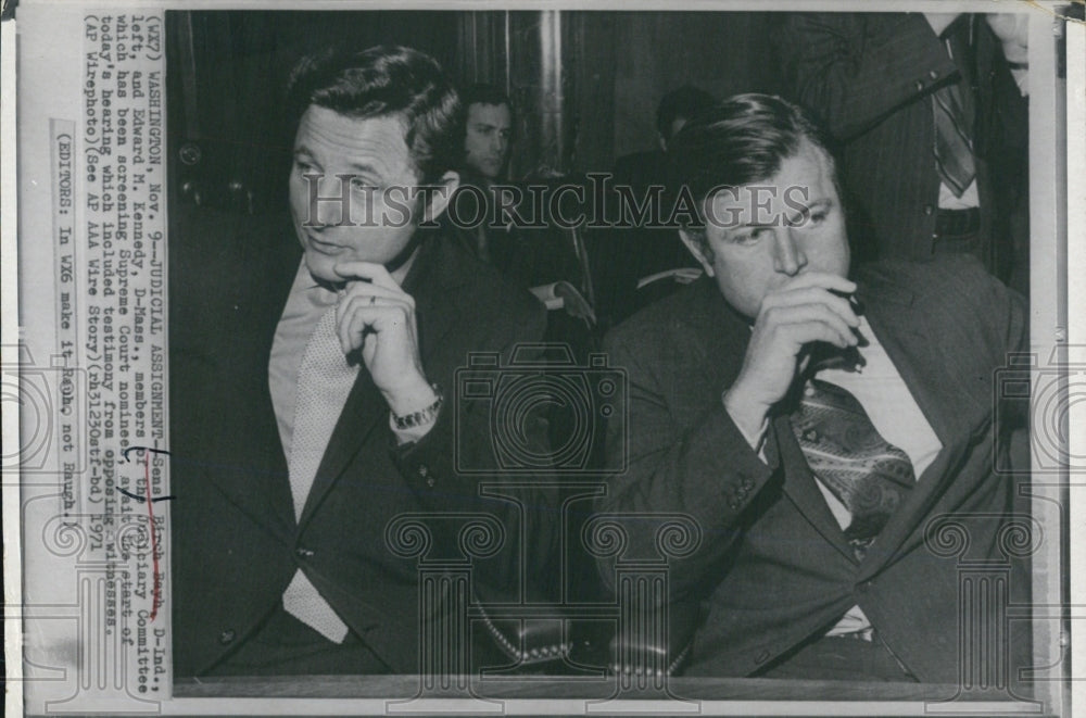 1971 Press Photo Senator Birch Bayh and Edward M. Kennedy await start of hearing - Historic Images