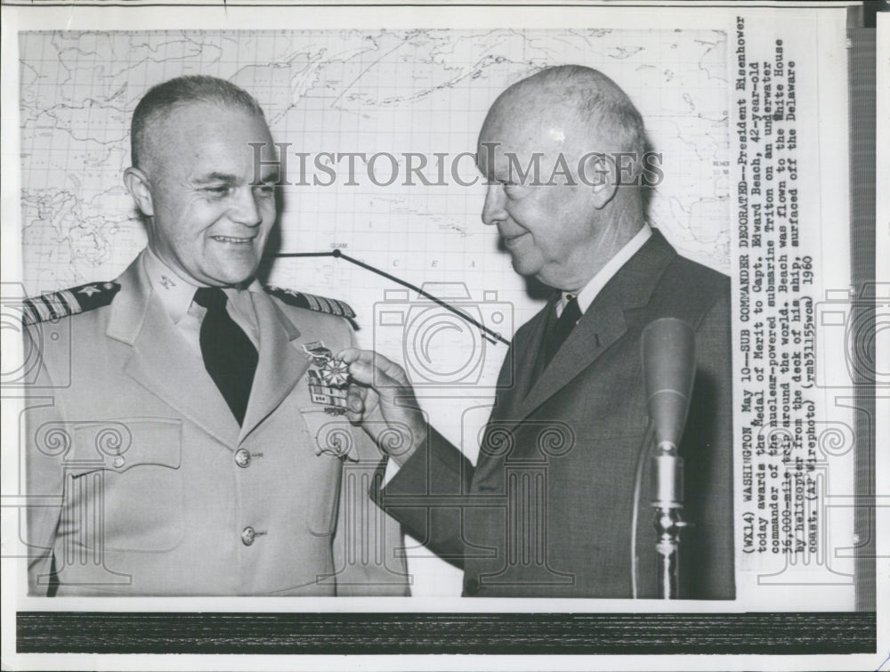 1960 Press Photo President Eisenhower awards Medal of Merit to Capt. Beach - Historic Images