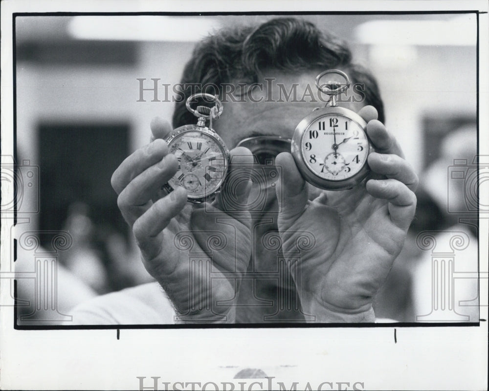 1981 Press Photo St Petersburgh Antique &amp; Collectible Show Watches Shown - Historic Images