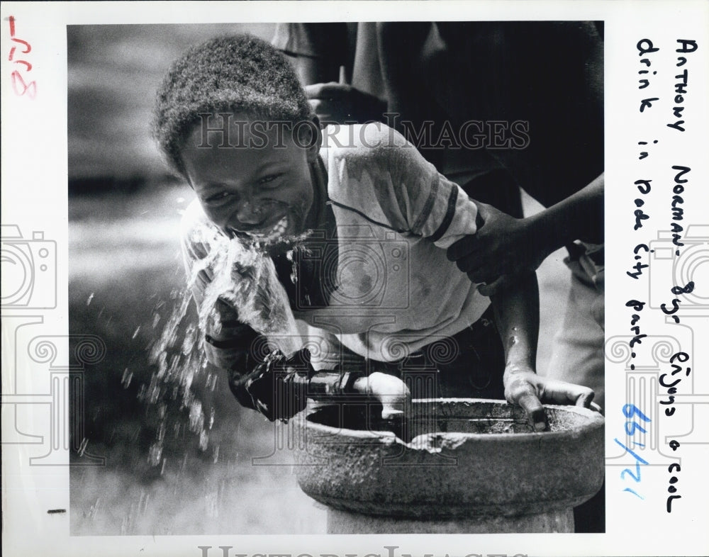 1983 Press Photo Anthony Norman Dade City Park Water Fountain/Shower - RSJ01509 - Historic Images