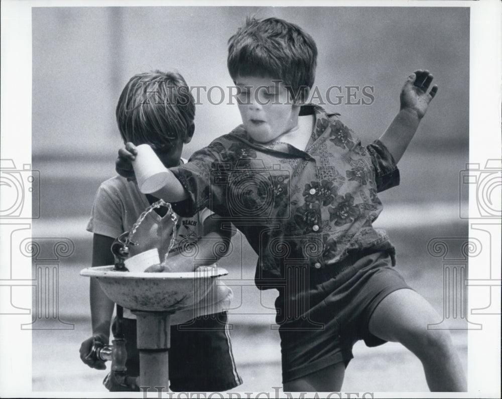 1984 Press Photo John Michael Munson Micheal Robinson Playing in Fountain - Historic Images