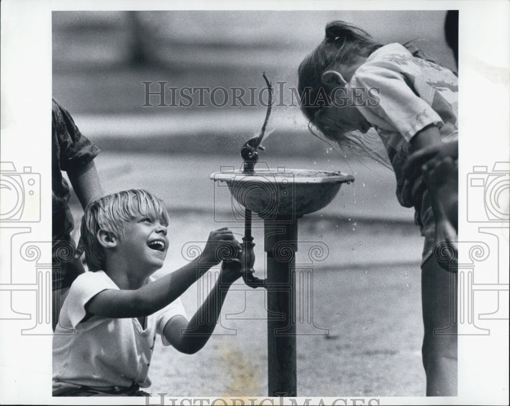 1984 Press Photo John Michael Munson Jennifer Thayer Playing in Fountain - Historic Images