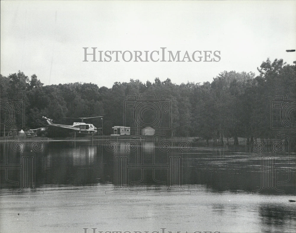 1979 Press Photo Helicopter Flies Low Over Lake - Historic Images