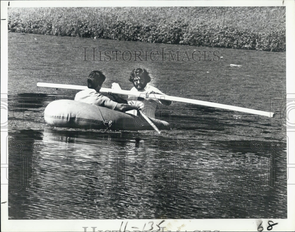 1979 Press Photo Fred Crafa &amp; Larry Chako Row Rubber Raft On Round Lake - Historic Images