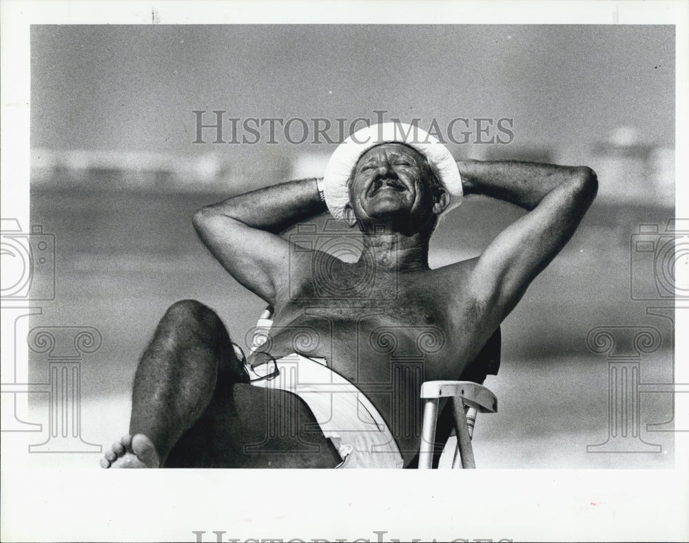 1982 Press Photo John Bayer 42nd Anniversary art Pass-a-Grille Beach - RSJ01565 - Historic Images