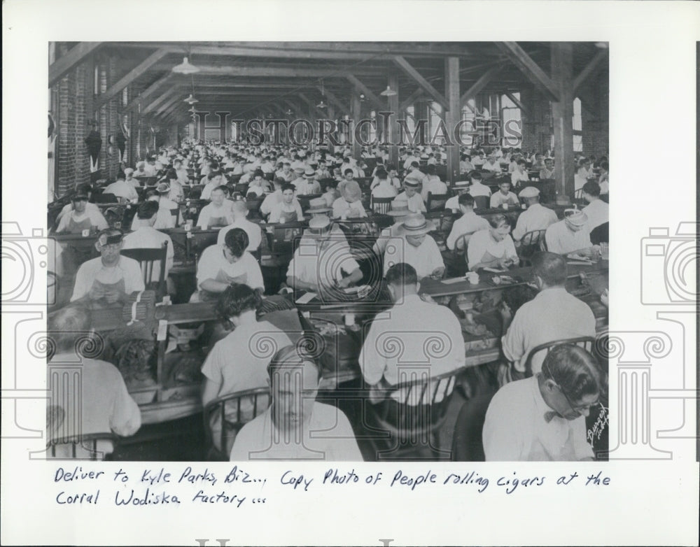 1991 Press Photo People rolling cigars at the Corral Wodiska Factory. - Historic Images