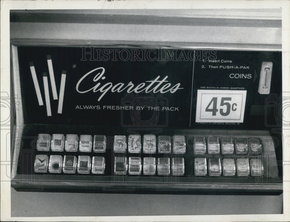 1968 Press Photo Cigarette vendo machine. - Historic Images