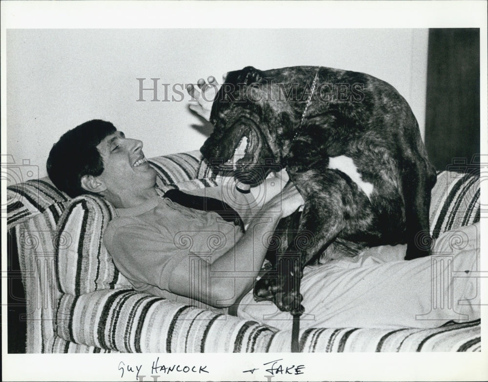 1985 Press Photo Guy Hancock playing with his dog - Historic Images