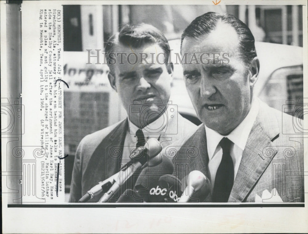 1968 Press Photo Atty.Arthur Hanes talked to newsman after the Arrignment. - Historic Images