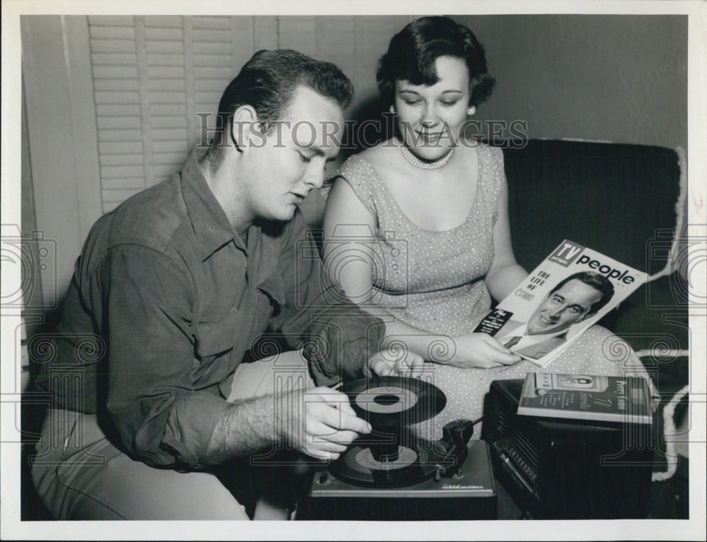 1953 Press Photo Mr &amp; Mrs Gene Wagner and their Perry COmo records - Historic Images