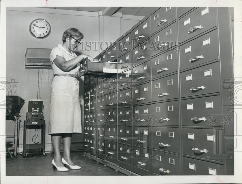 Press Photo Elizabeth Haggerty,office supervisor - RSJ01697 - Historic Images