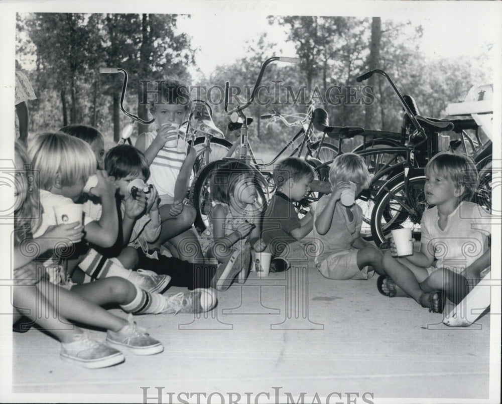 1977 Press Photo Children at Bible school have a juice break - RSJ01783 - Historic Images