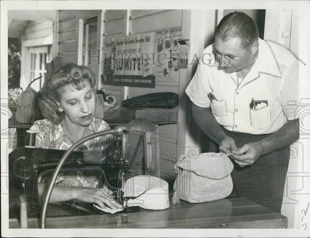 1952 Press Photo Wagners Work On Their New Product - The Dixie Doodle Bag - Historic Images