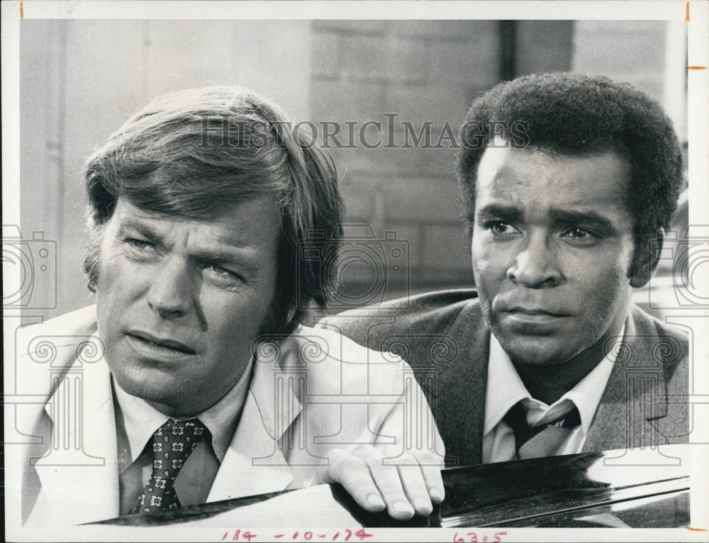 1971 Press Photo Robert Wagner &amp; Greg Morris in &quot;Killer by Night&quot; - RSJ01861 - Historic Images