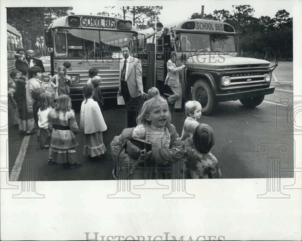 1977 Press Photo Children at busses in Clearwater Fla. - RSJ02003 - Historic Images