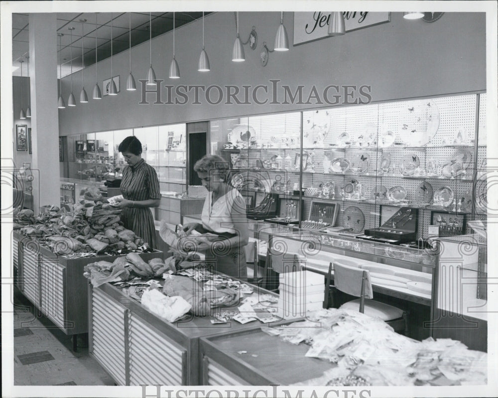 1957 Press Photo W.M. Henry Department Store - RSJ02105 - Historic Images