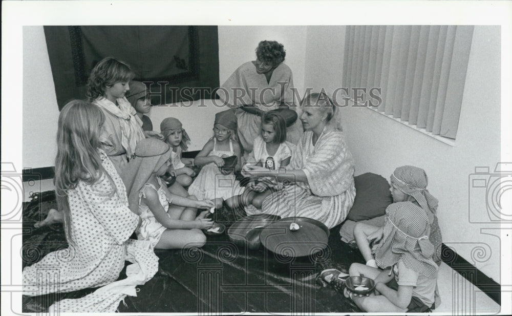 1986 Press Photo Students and teachers Vacation Bible School First United - Historic Images