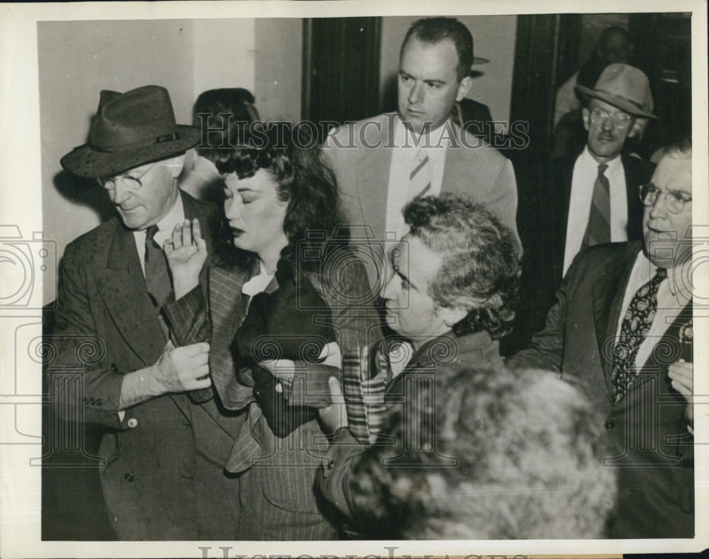 1945 Press Photo Imogen Stevens Enters Bridgeport Courthouse Corridor Charge - Historic Images