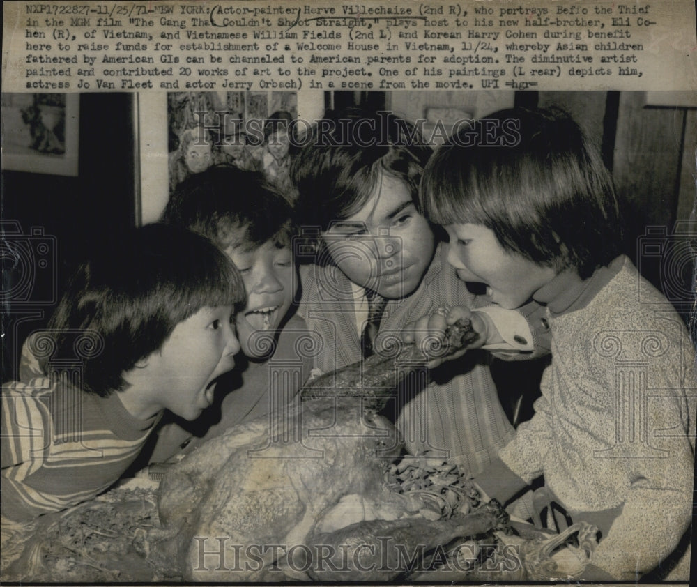 1971 Press Photo Herve Villechaize &amp; Vietnamese children - RSJ02199 - Historic Images