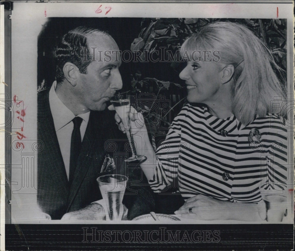 1967 Press Photo Actress Sheila McRAe and her husband Ronald Wayne - Historic Images