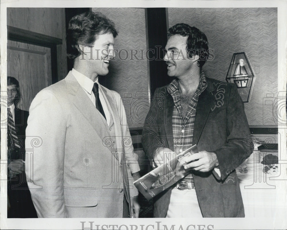 1982 Press Photo Two unknown men look at a magazine - Historic Images