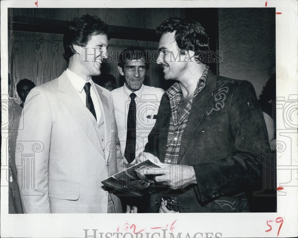 1982 Press Photo John Bassett, actor Burt Reynolds talk about the Bandits Team - Historic Images