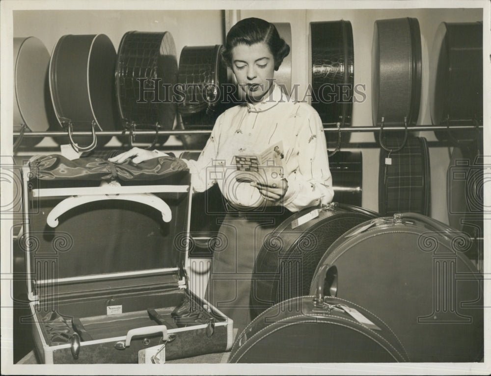 1954 Press Photo Harriett Strum packs for Europe tour - RSJ02359 - Historic Images