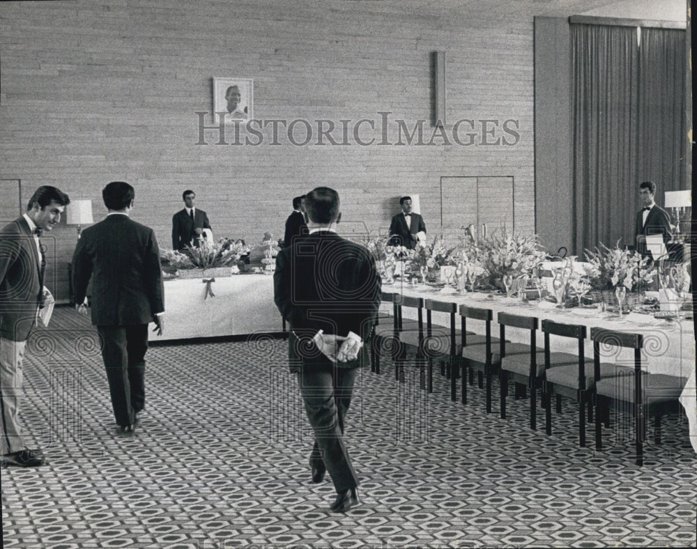 Press Photo King Hussein Jordan Arrives Luncheon With Officers - RSJ02439 - Historic Images