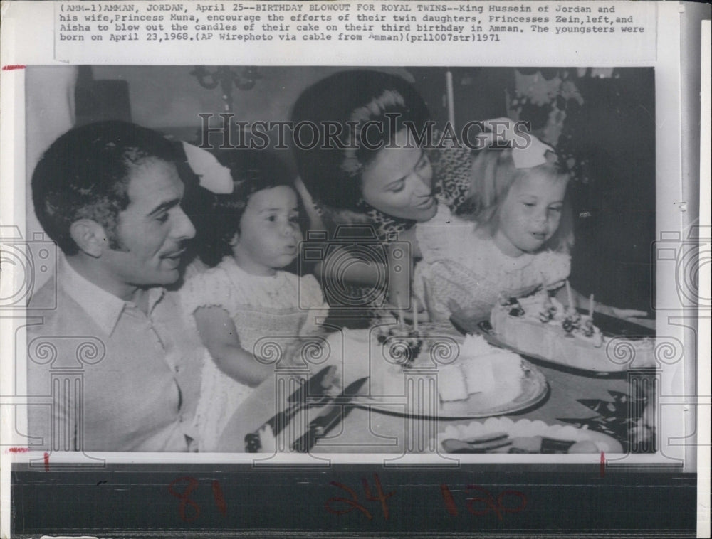 1971 King Hussein of Jordan and Princess Muna and daughters-Historic Images