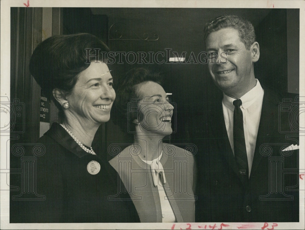1968 Press Photo President Christmas Toy Shop Mrs. James Turner Murry Cross - Historic Images