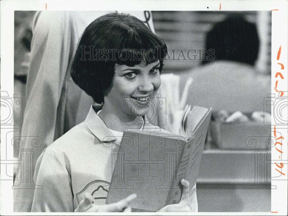 1976 Press Photo Cindy Williams in &quot;Laverne &amp; Shirley&quot; - RSJ02513 - Historic Images