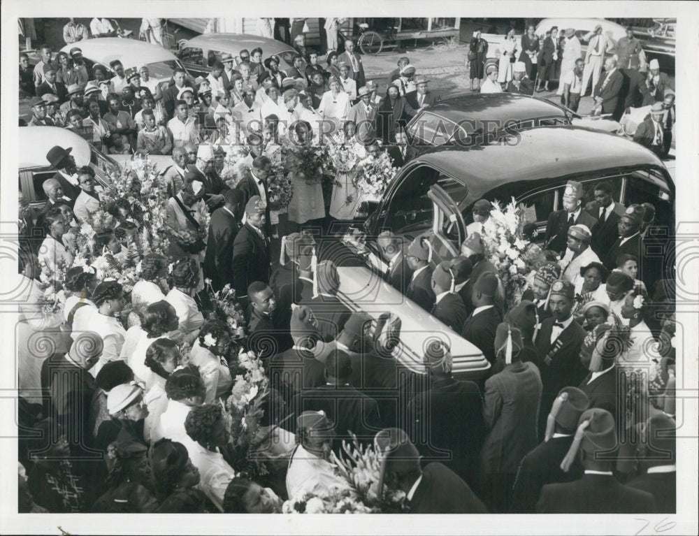 Press Photo crowds gather round a casket for funeral procession - RSJ02523 - Historic Images