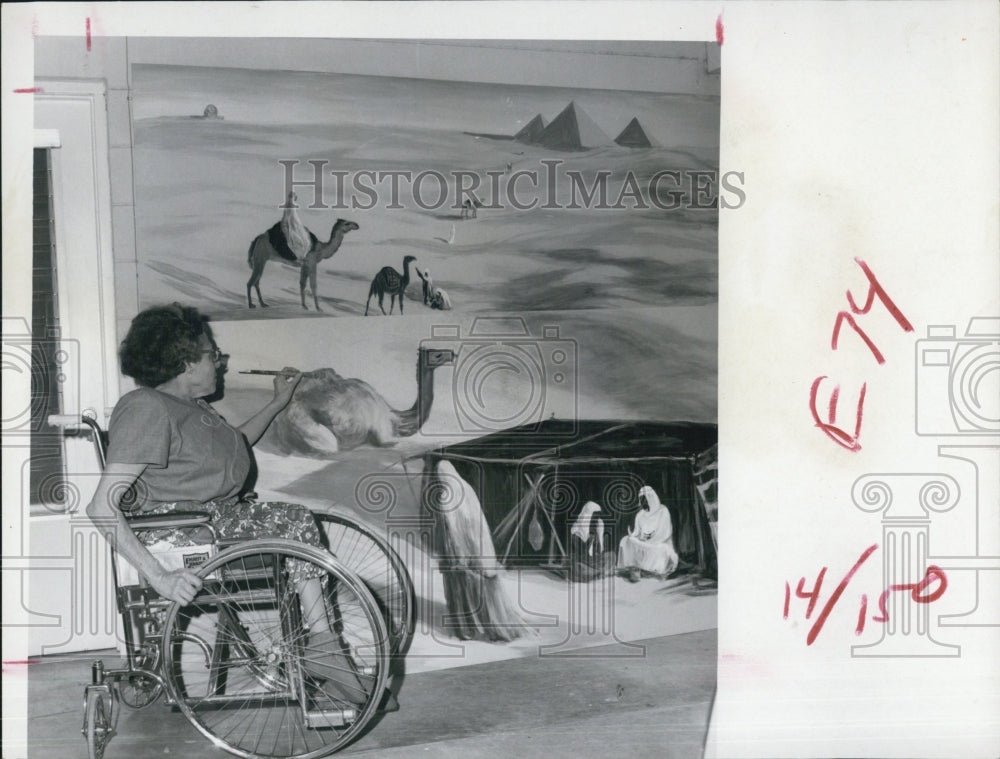 1971 Press Photo Kathleen Strode, Nefertiti's court mural - Historic Images