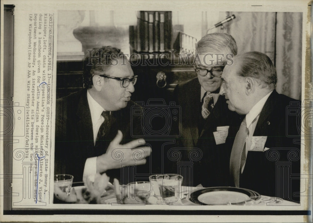 1974 Press Photo Sec of State H Kissinger &amp; Argentine Al Vignes - Historic Images