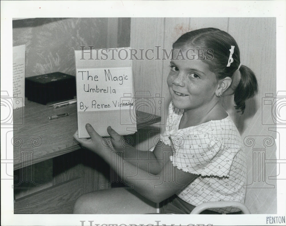 1985 Press Photo Renee Vinnedge Shows Short story she wrote contest - RSJ02845 - Historic Images