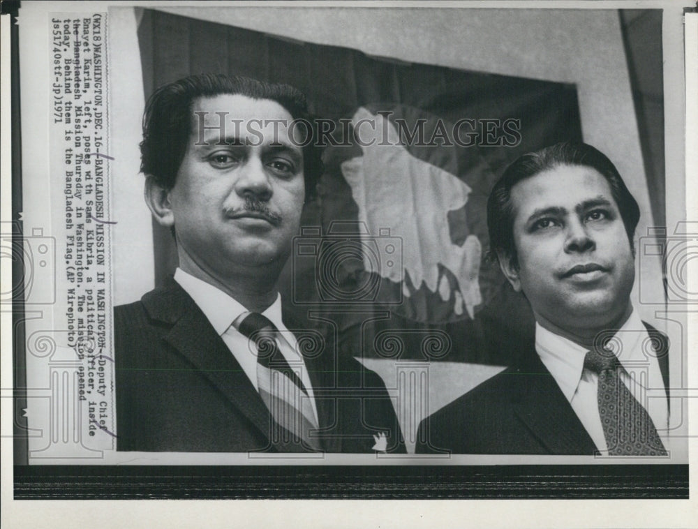 1971 Press Photo Deputy Chief Karim with Sams Kibria Inside Bangladesh Mission - Historic Images