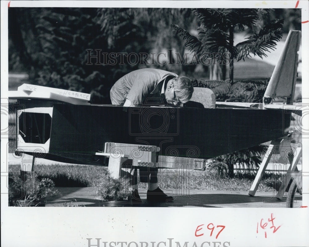 1981 Press Photo Ed Rhoades building a plane - Historic Images