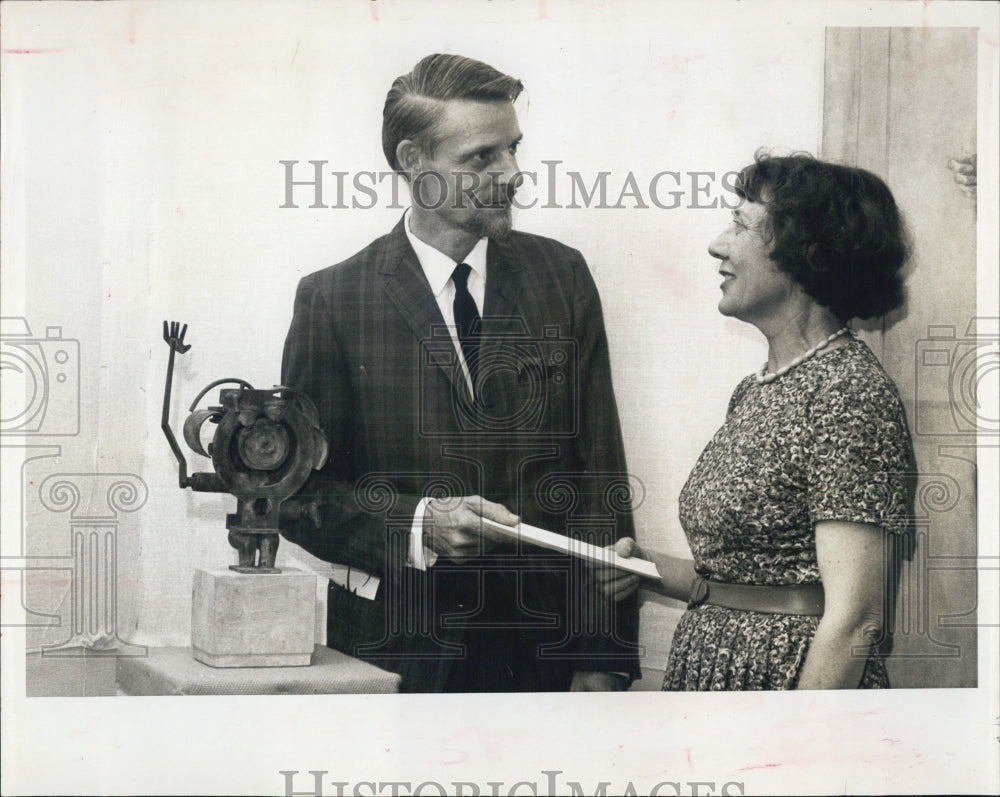 1964 Press Photo Sculptor receives Award Vernon Voelz Rosemary Bouden - Historic Images