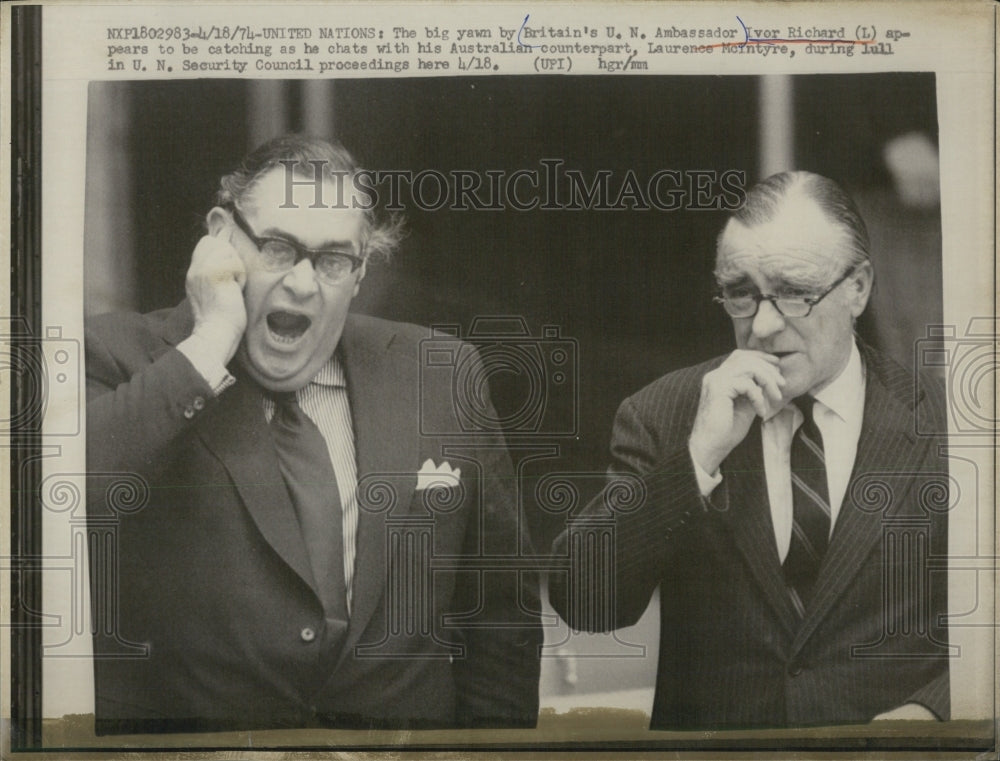 1974 Press Photo Britain's UN Amb Ivor Richard & Austrailian L McIntyre - Historic Images