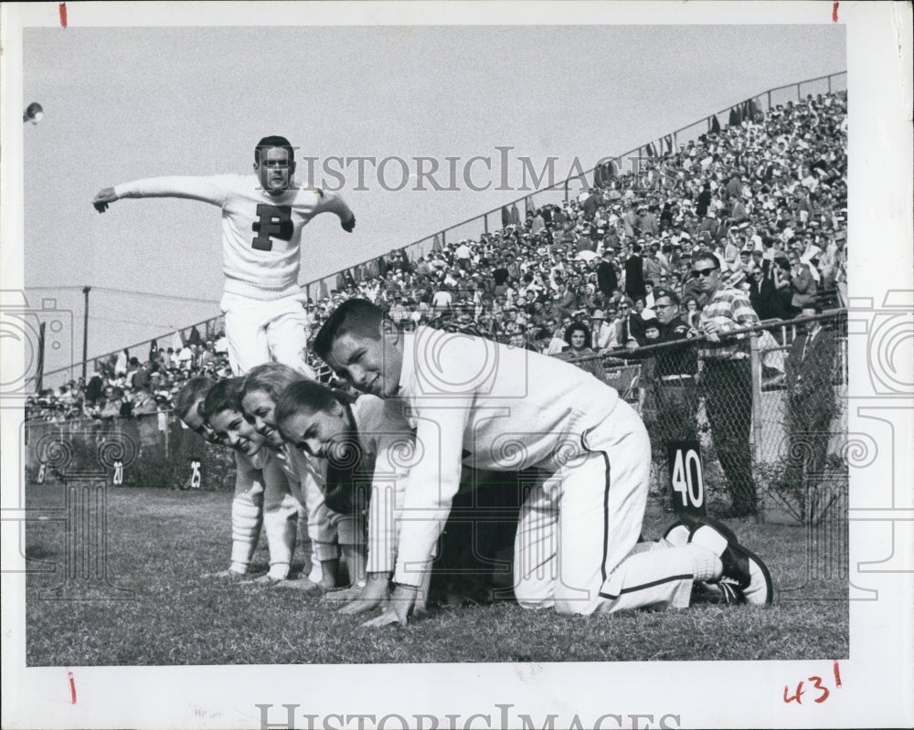 1958 Press Photo Ed Rich Cheerleader at Football Game - Historic Images