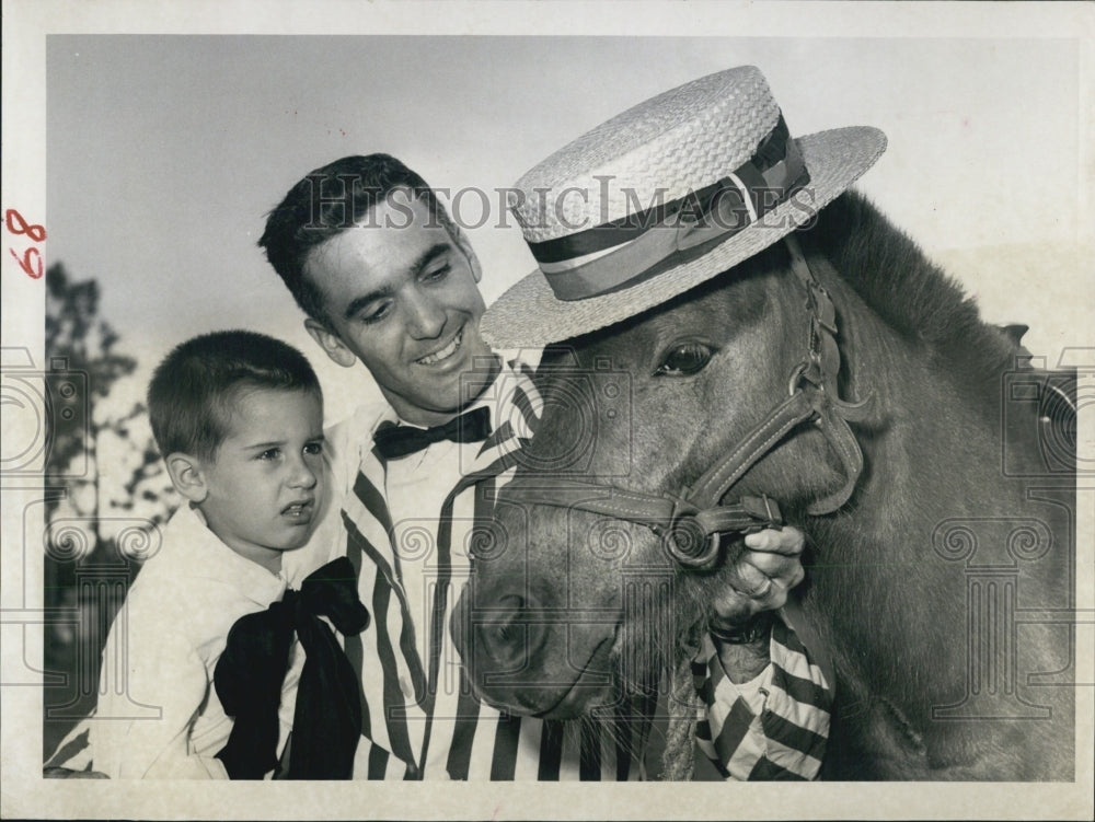 1962 Press Photo Robert Teat Old Fashioned picnic with kid and horse - Historic Images