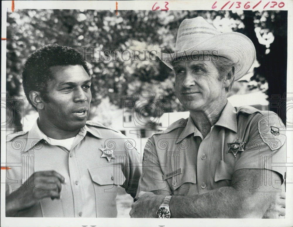 1972 Press Photo Hari Rhodes Lloyd Bridges &quot;Trouble Comes to Town&quot; - RSJ03307 - Historic Images